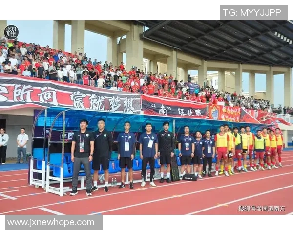 街头偶遇足球明星引发粉丝热议究竟是谁现身引发关注