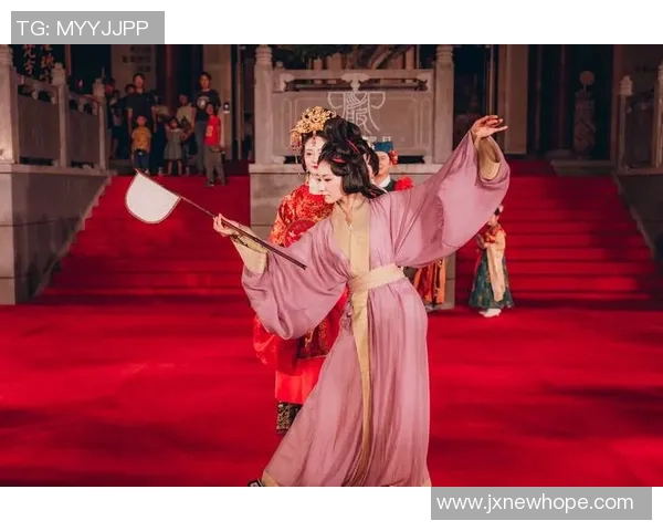 足球明星与汉服女孩的完美结合展现传统与现代的魅力与风采